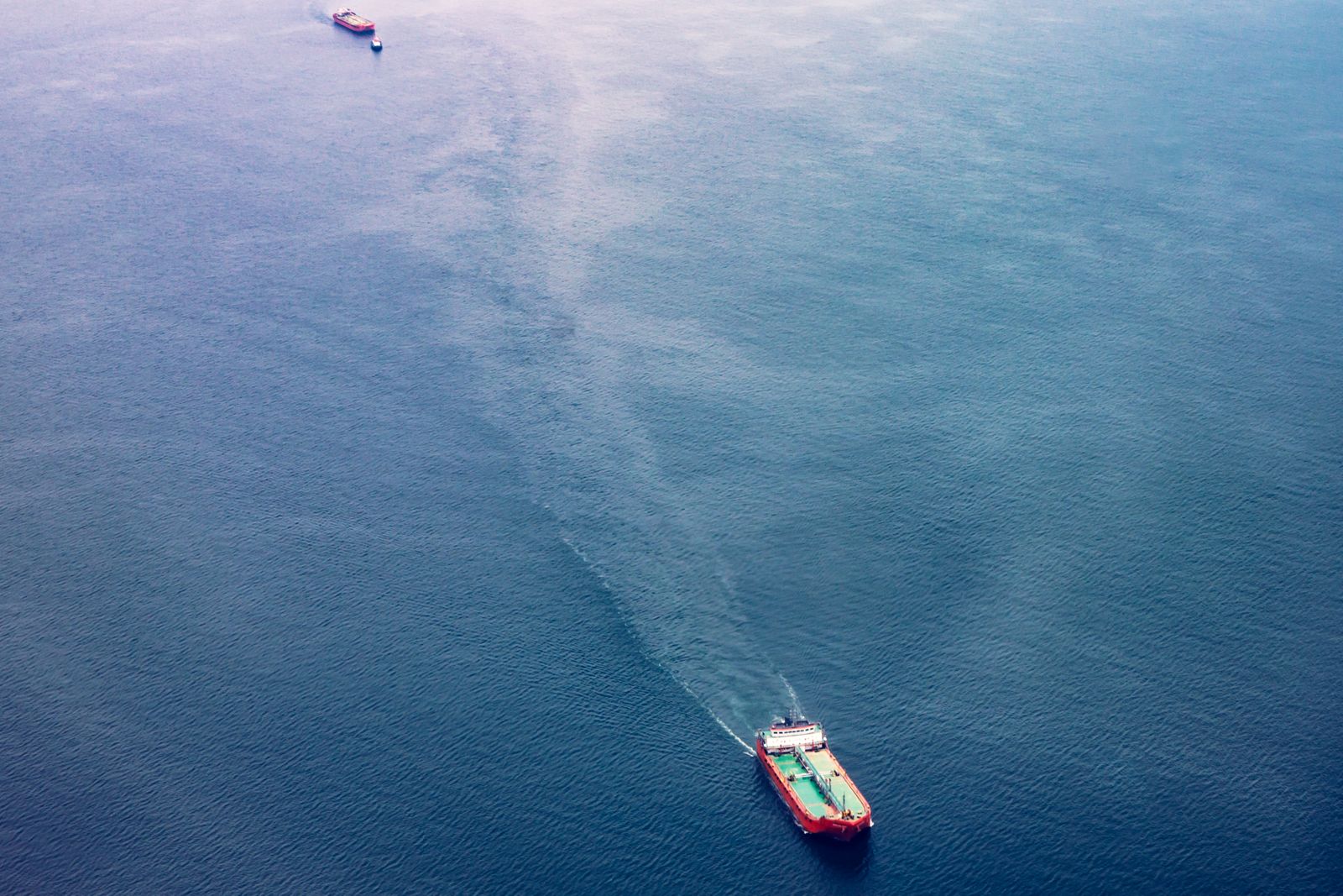 Vue aérienne de deux navires de charge naviguant au large