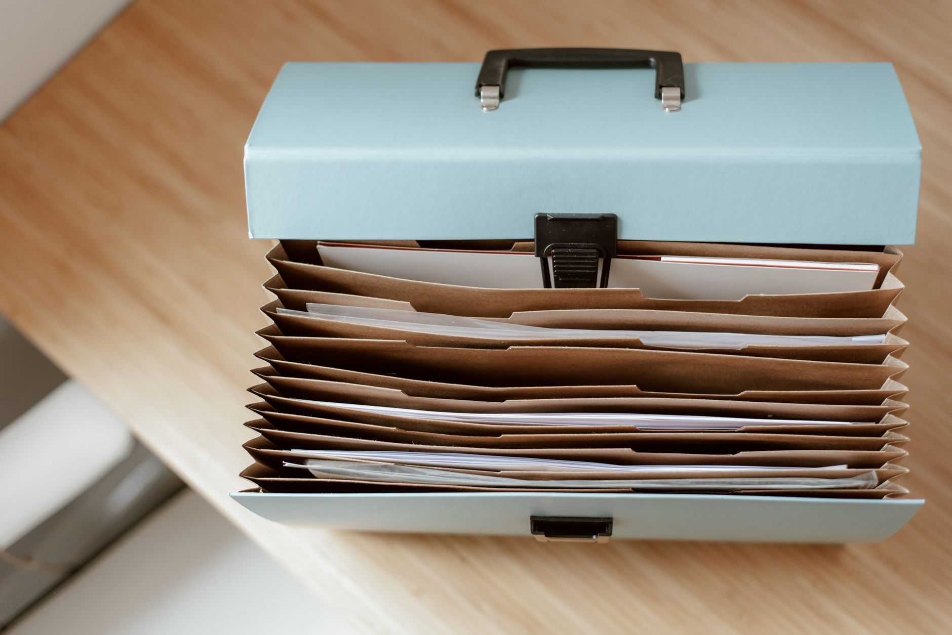 Trieur de documents ouvert sur un bureau en bois