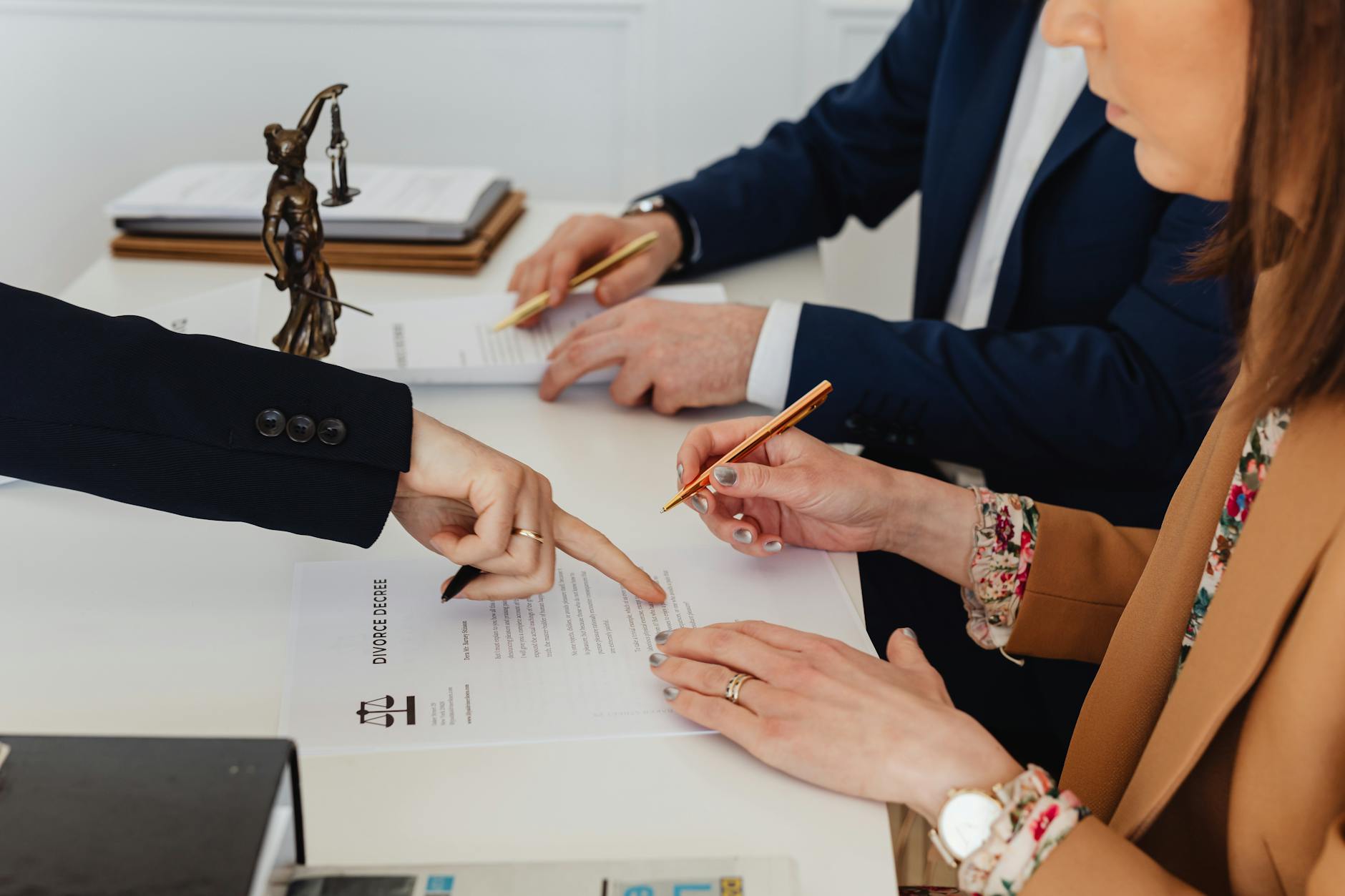 Locataire tenant des documents juridiques devant un immeuble insalubre