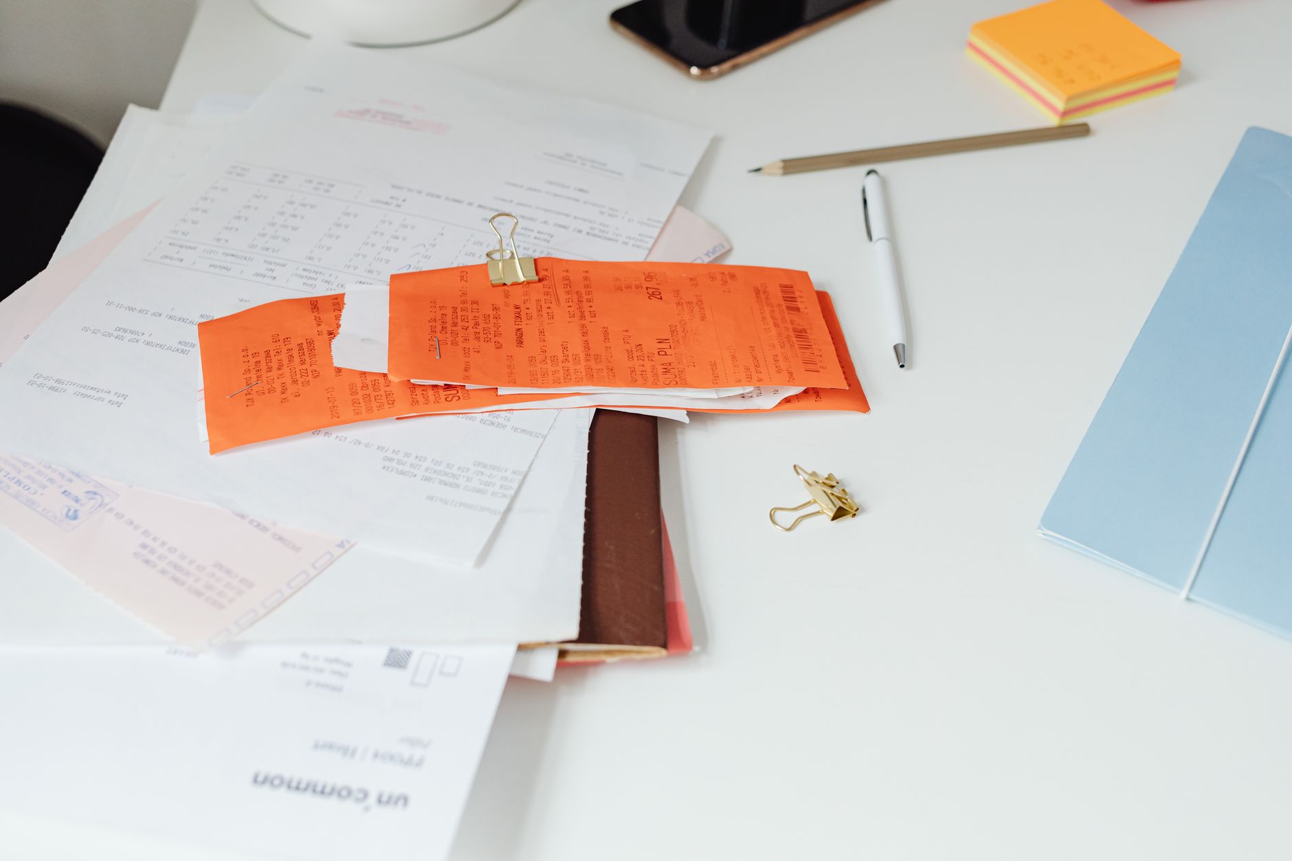 Dossiers et documents juridiques posés sur une table, prêts à être consultés