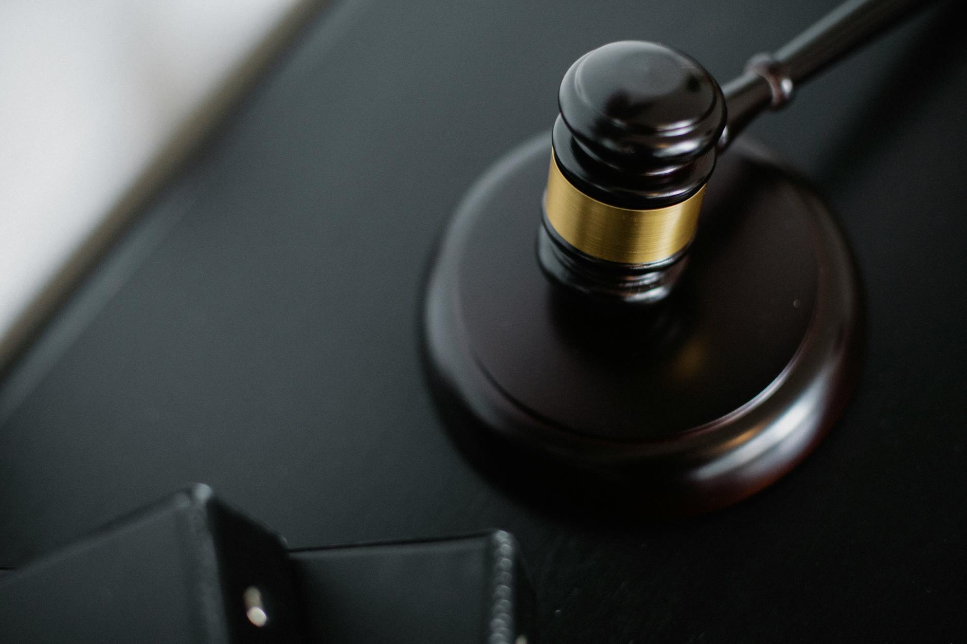 Marteau de juge et calendrier symbolisant les délais pour contester une saisie devant le JEX