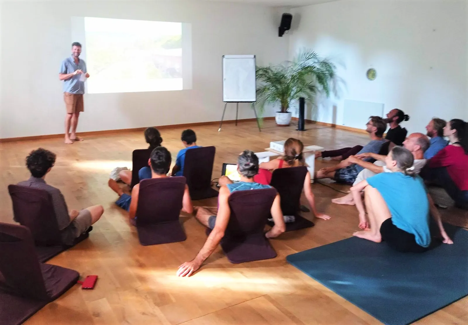 Présentation du projet au collectif de l’écolieu de l’Aérium, assis dans une grande salle face à l’écran