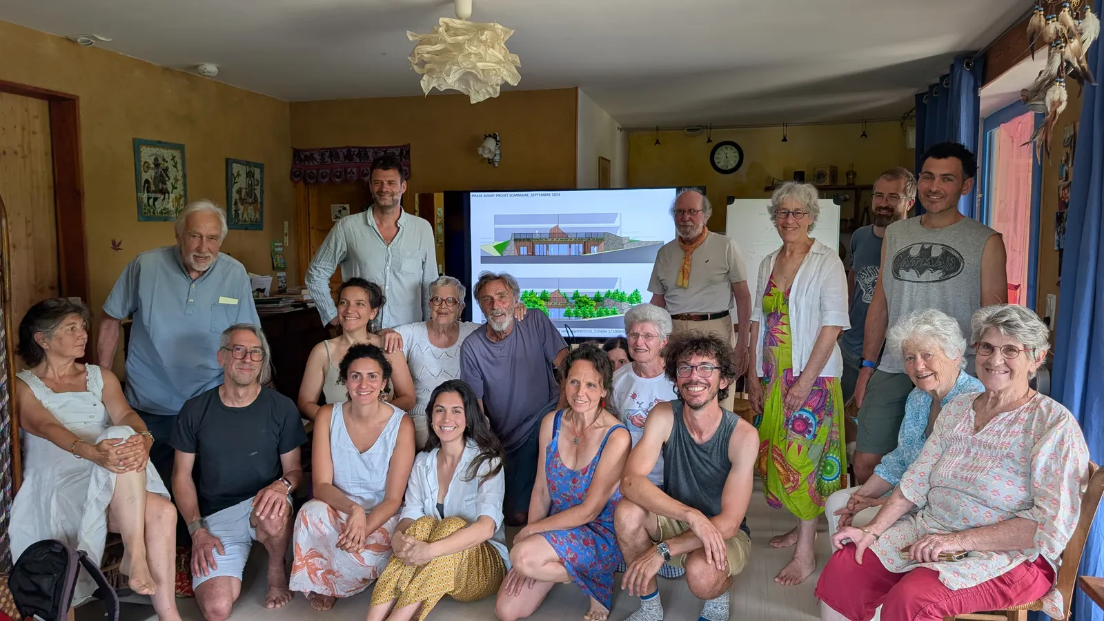 Les habitants de l’habitat participatif Ecoravie réunis devant une présentation du projet de leur maison commune