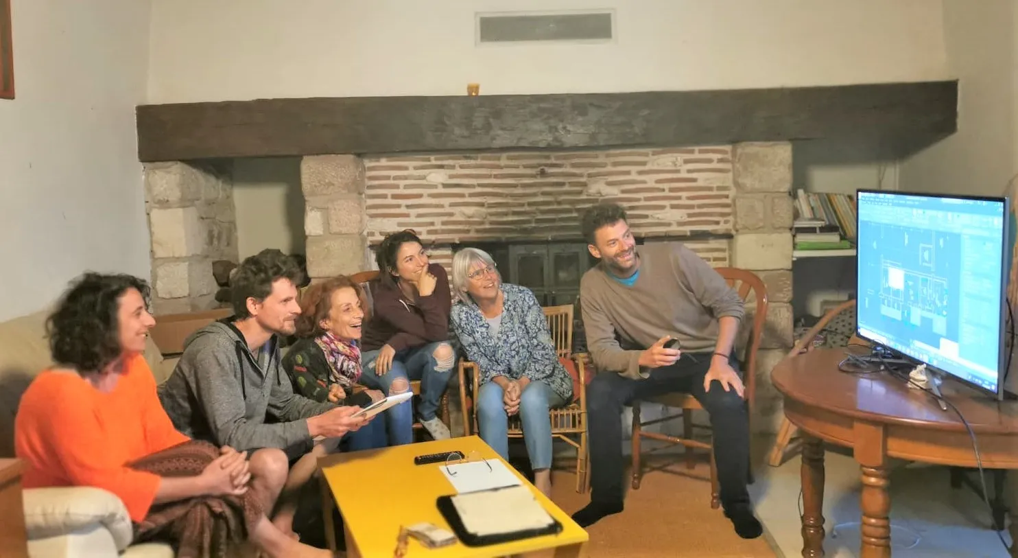 Les futurs habitants de l’Oasis du Mazet, réunis dans un salon devant les plans projetés sur un écran