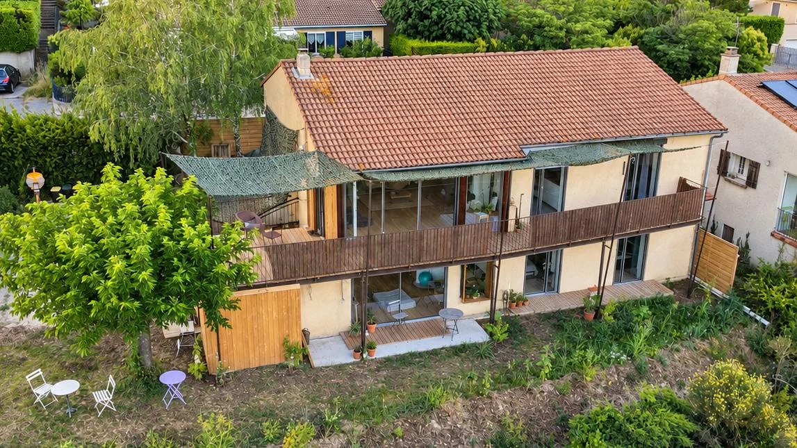 Vue aérienne de la maison réhabilitée en deux logements, à Crest
