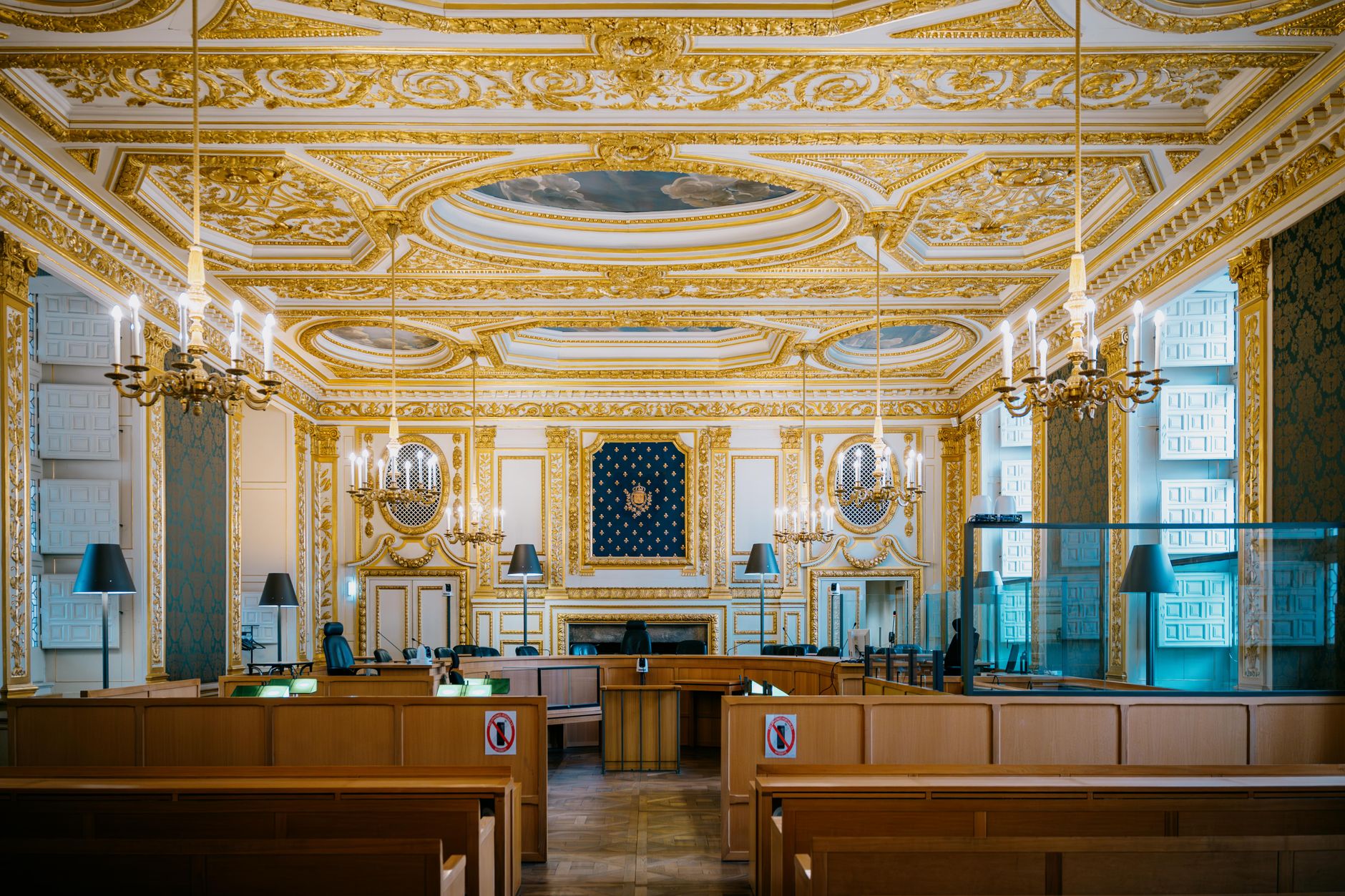 Salle d’audience française aux boiseries et dorures, sièges vides