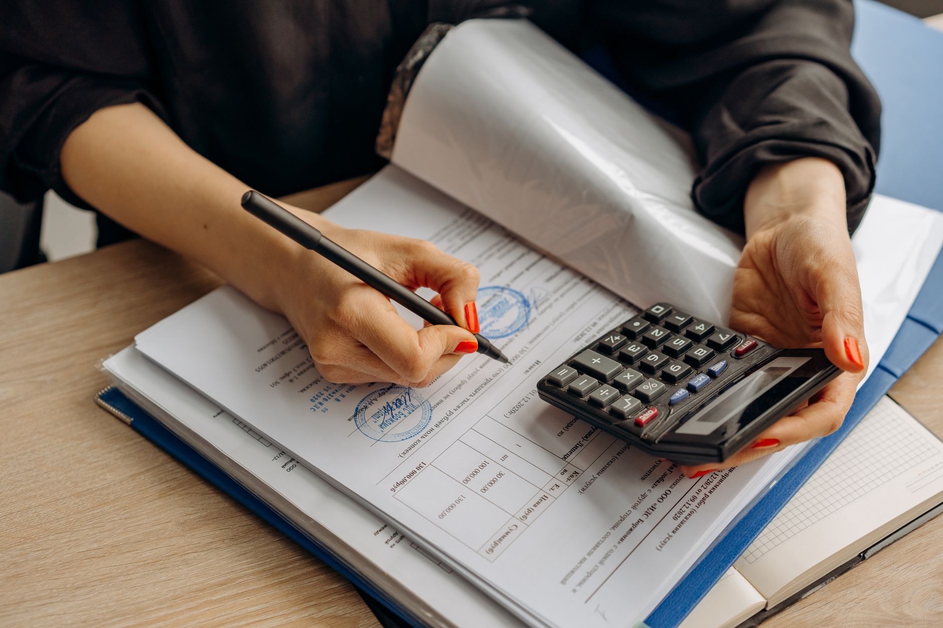 Expert-comptable examinant des documents financiers lors d'un contrôle de comptabilité