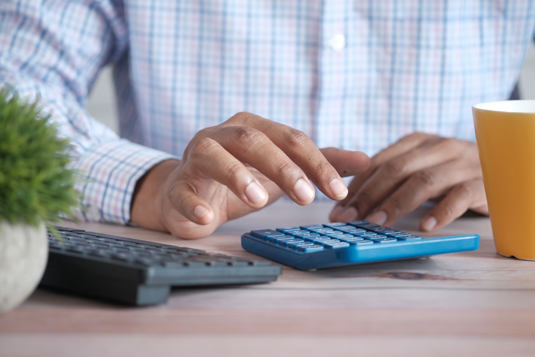 Vérification de chiffres à la calculatrice sur un bureau