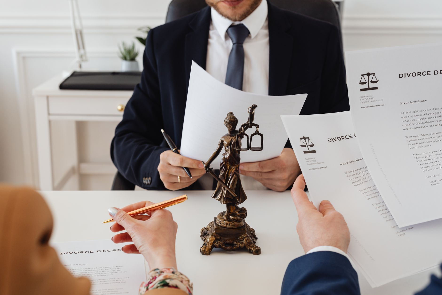 Conseiller juridique expliquant les droits d'une entreprise lors d'un contrôle fiscal