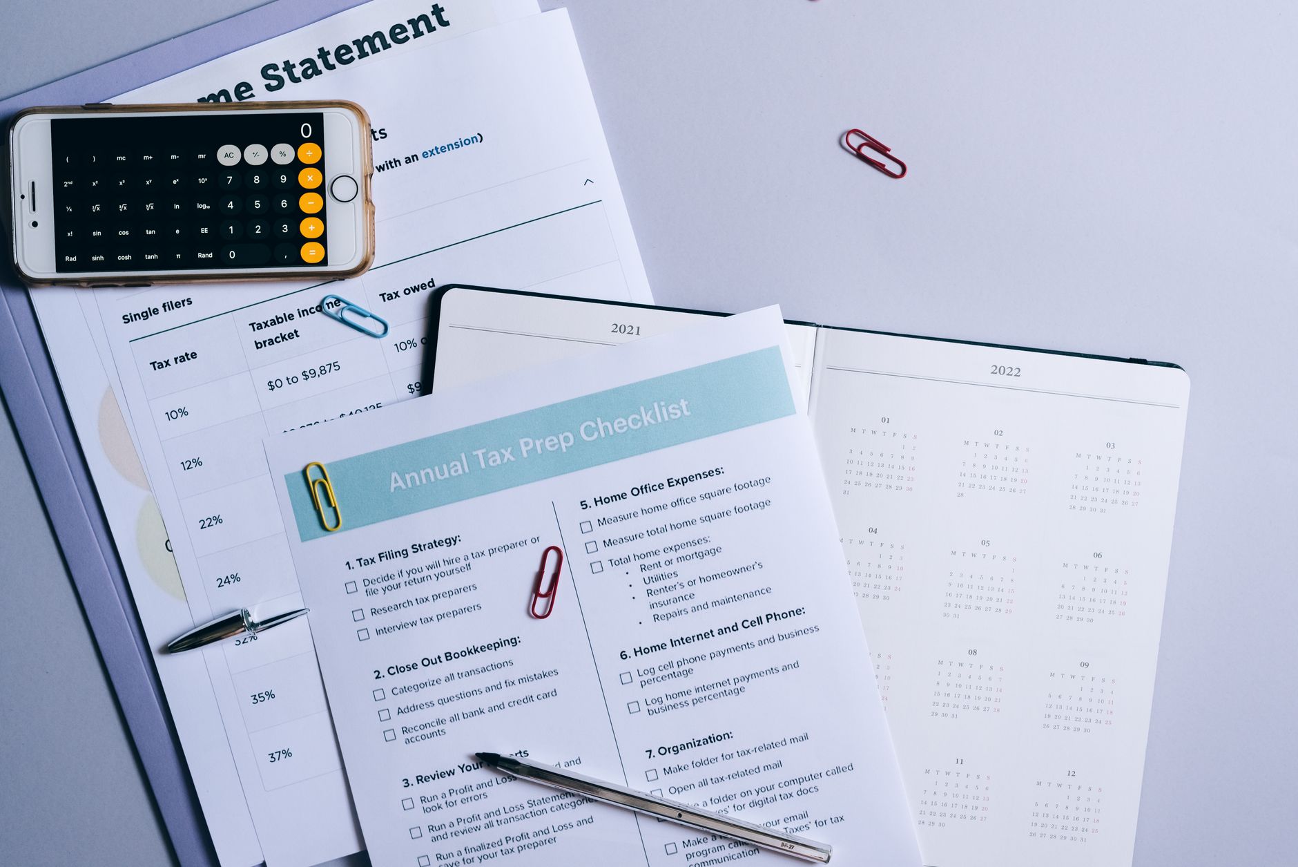 Calendrier et documents juridiques symbolisant l’interruption de la prescription fiscale