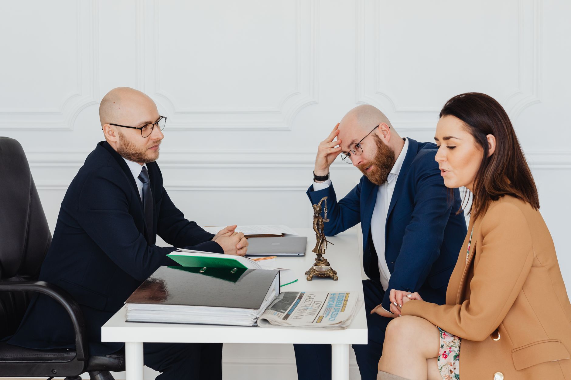 Réunion familiale avec avocat examinant des documents de succession