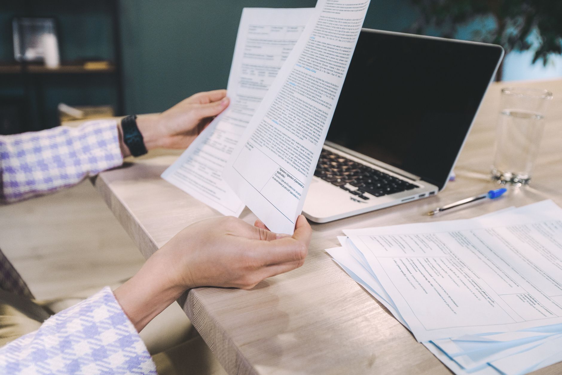 Comptable préparant des dossiers sur ordinateur, échanges sécurisés