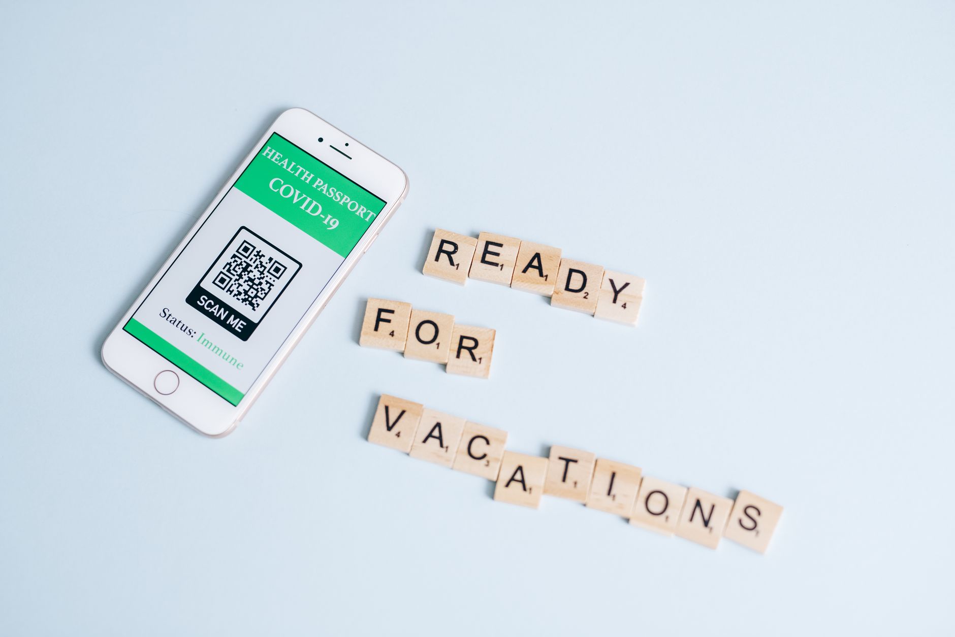 QR code affiché sur smartphone pour laisser un avis Google, main tenant le téléphone