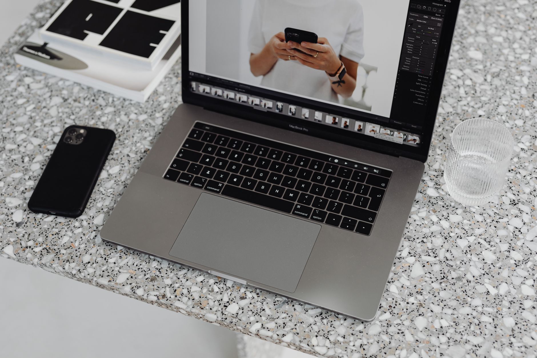 Personne modifiant la fiche Google Business Profile sur un ordinateur