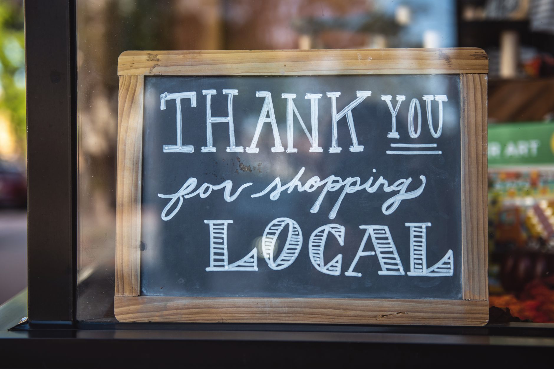 Fiche d'entreprise locale affichée sur smartphone avec épingle sur la carte