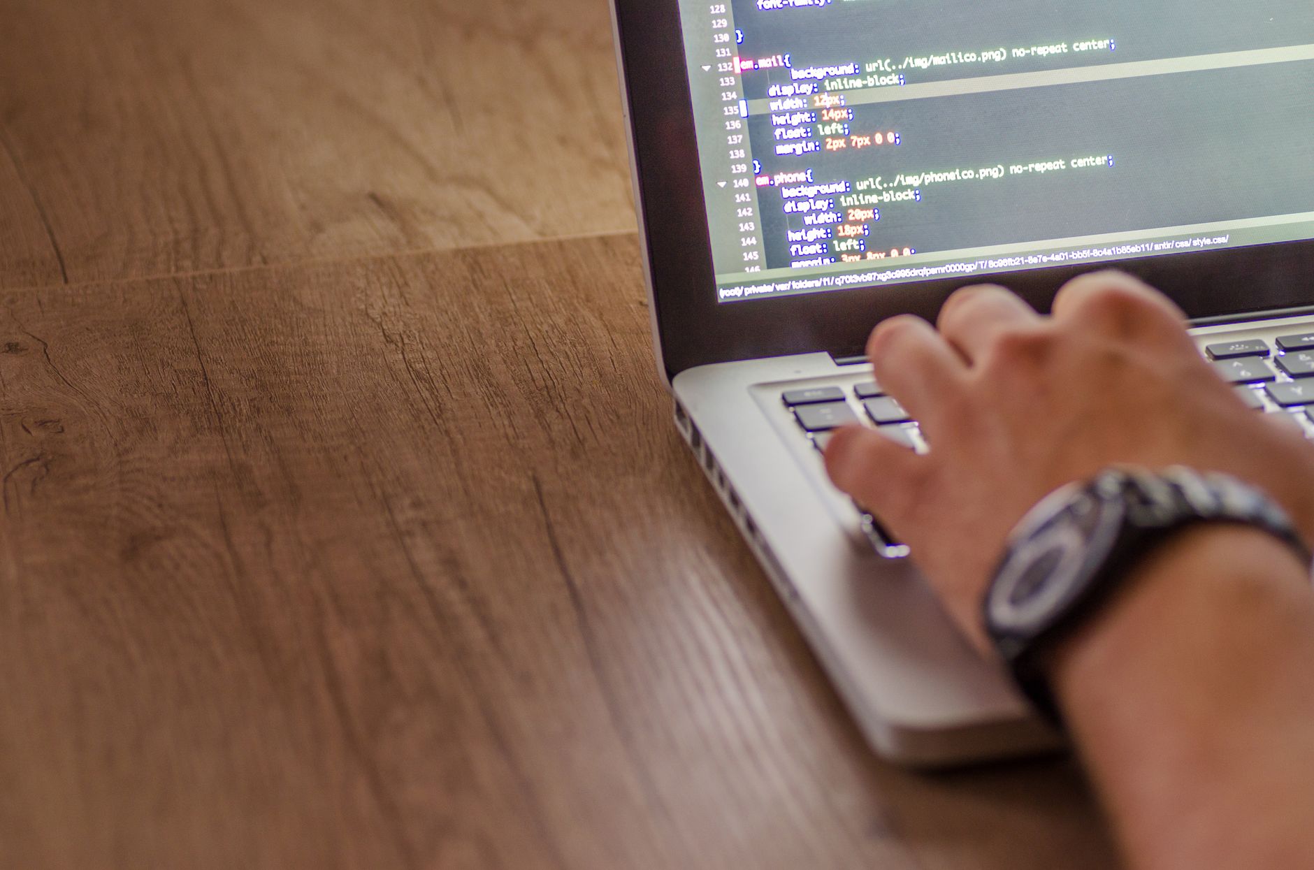 Personne travaillant sur un site web local SEO depuis un ordinateur portable