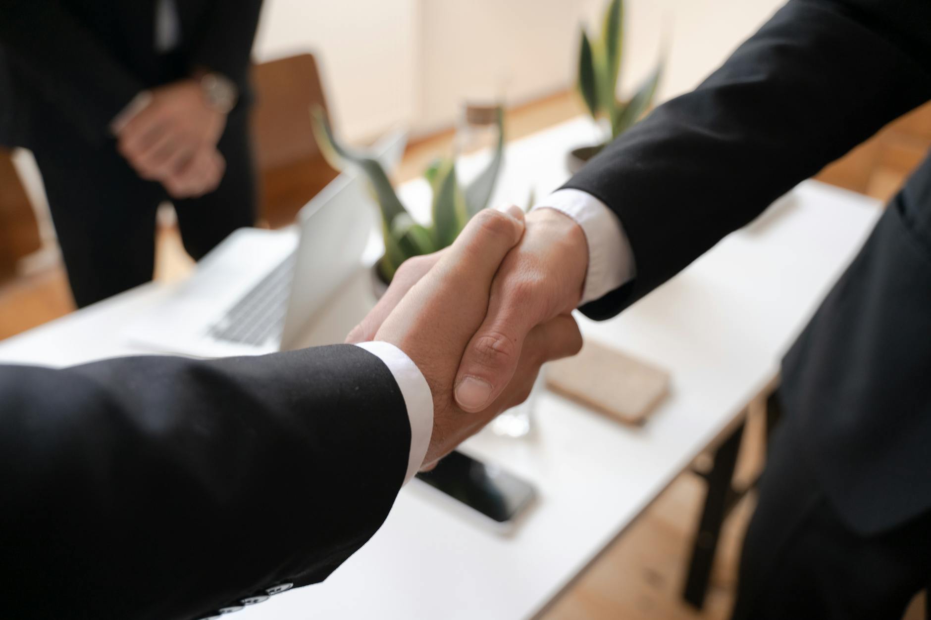 Comment formaliser les contributions non financières des associés : guide pratique (apport en industrie, IP, mise à disposition)