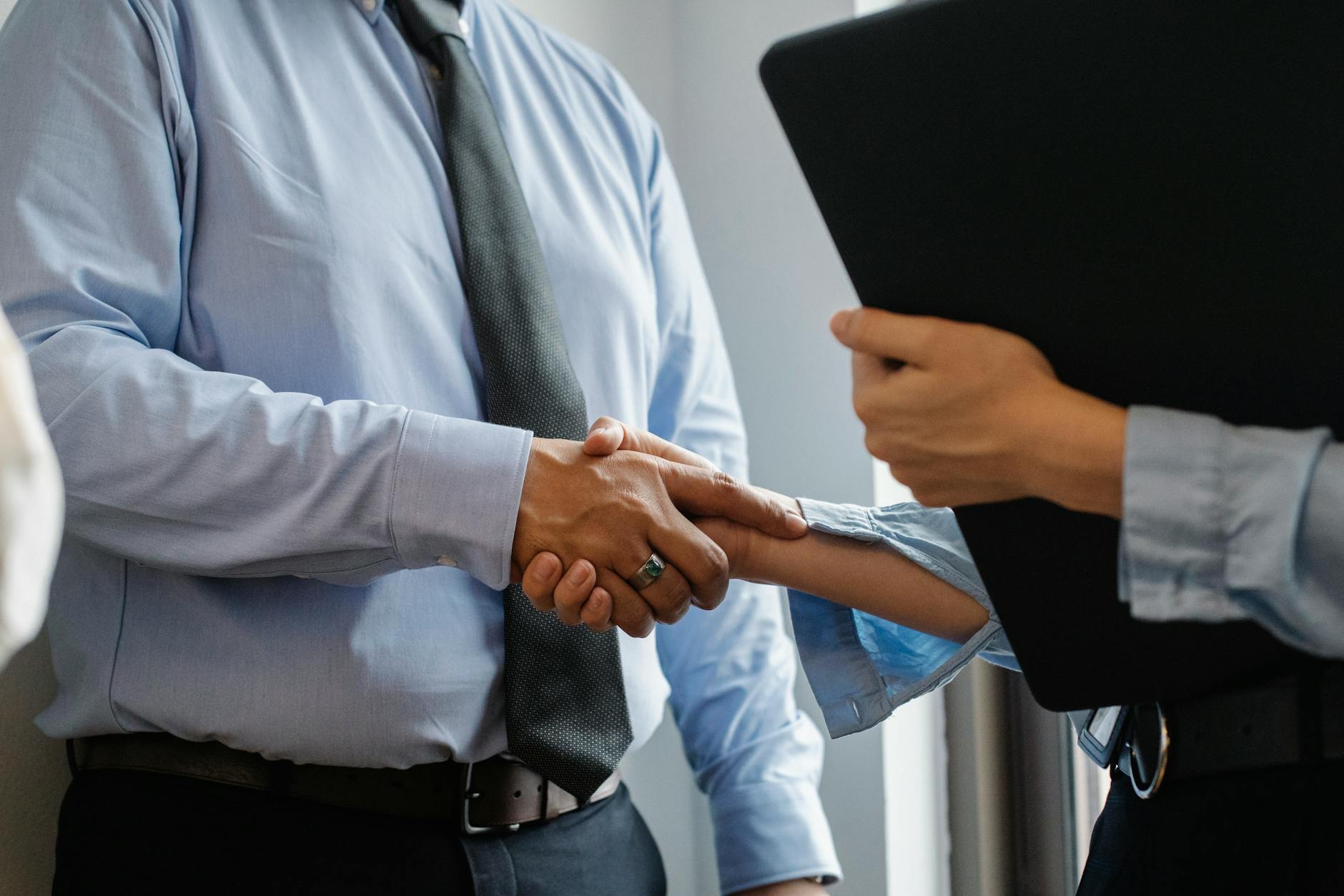 Comment répartir l’equity lorsqu’un associé apporte un client (méthode simple + clauses clés)